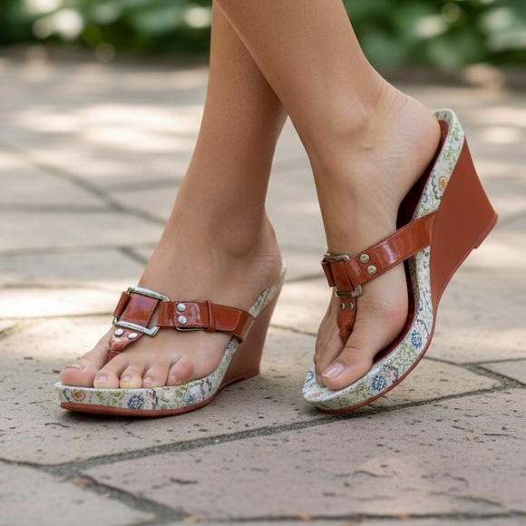 BCBGirls Wedge Heel Flip Flops Womens Size 8 Orange White Logo Print Y2K Sandals - Picture 10 of 11